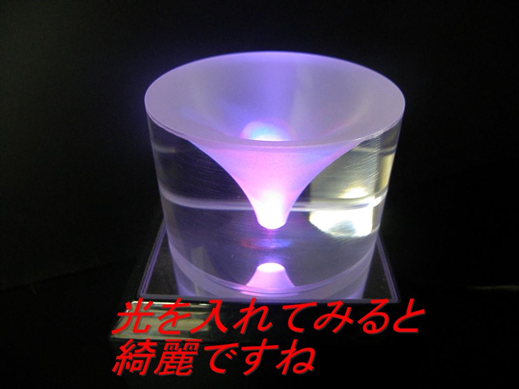 アクリル切削加工品へのサンドブラスト　ライトアップ中